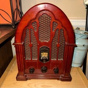 General Electric 7-4100JA Wooden Cathedral Replica Vintage AM/FM Radio